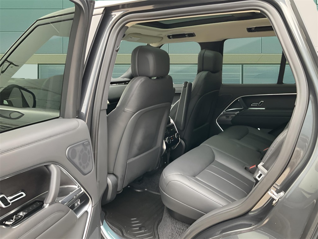 2025 Land Rover Range Rover SE photo 10