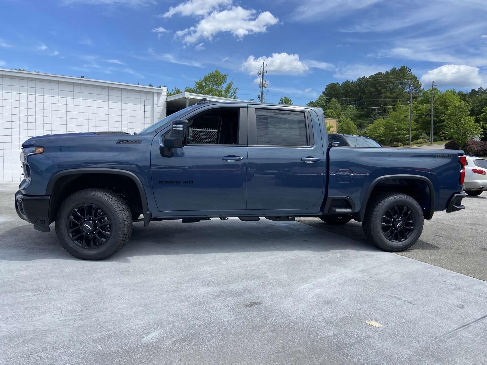 2025 Chevrolet Silverado 2500HD LT photo 2