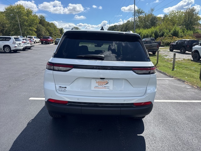 2025 Jeep Grand Cherokee Laredo Altitude photo 2