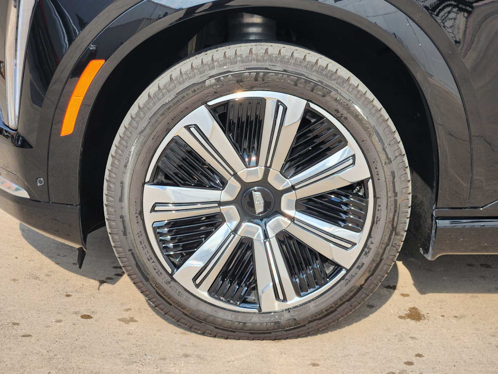2025 Cadillac Escalade IQ Luxury photo 5