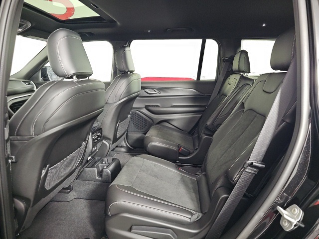 2025 Jeep Grand Cherokee Laredo Altitude photo 24