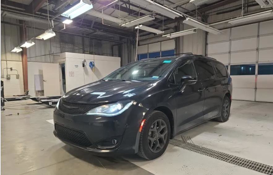 2020 Chrysler Pacifica Limited's photo