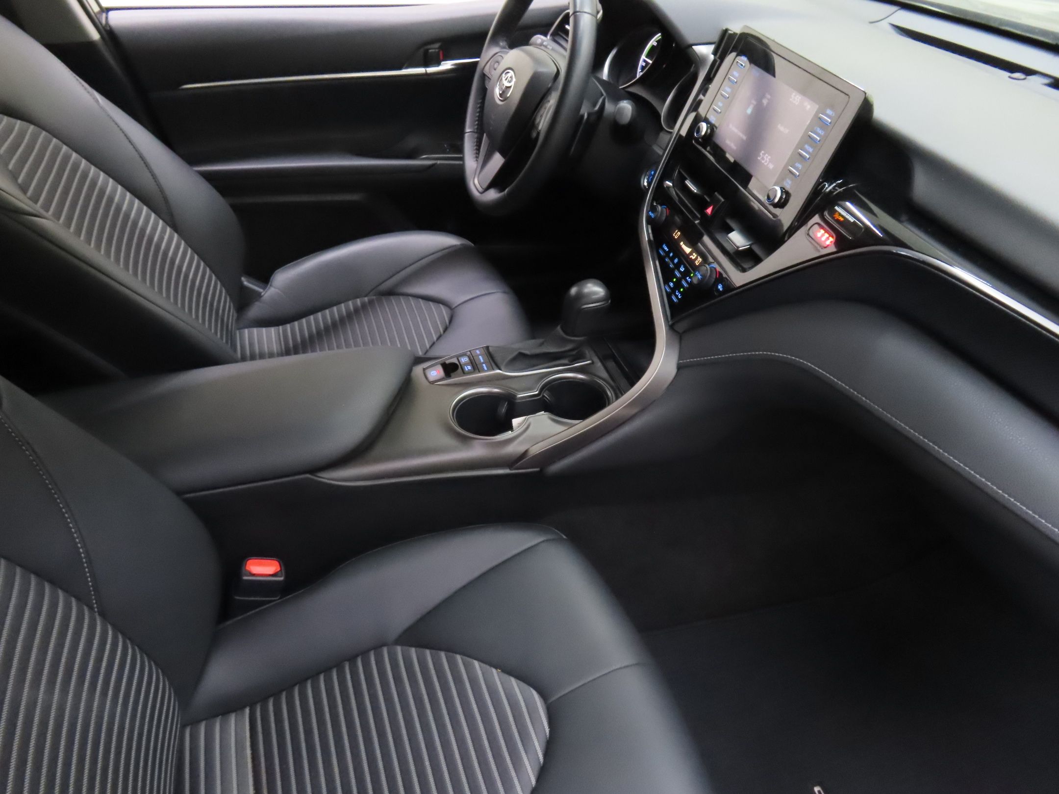 2022 Toyota Camry Hybrid SE photo 21