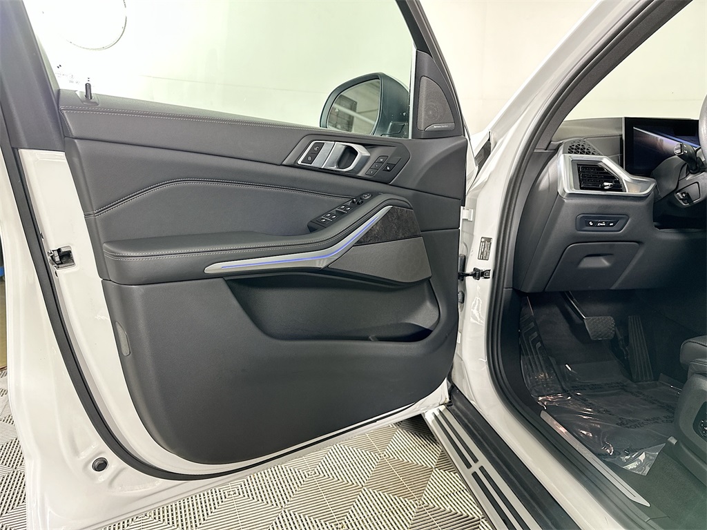 Used 2024 Mineral White Metallic BMW xDrive40i image 22