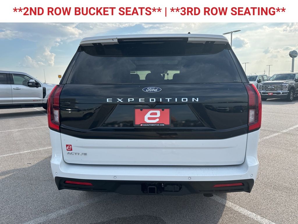 2025 Ford Expedition photo 3