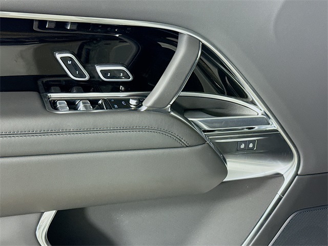 2025 Land Rover Range Rover SE photo 18