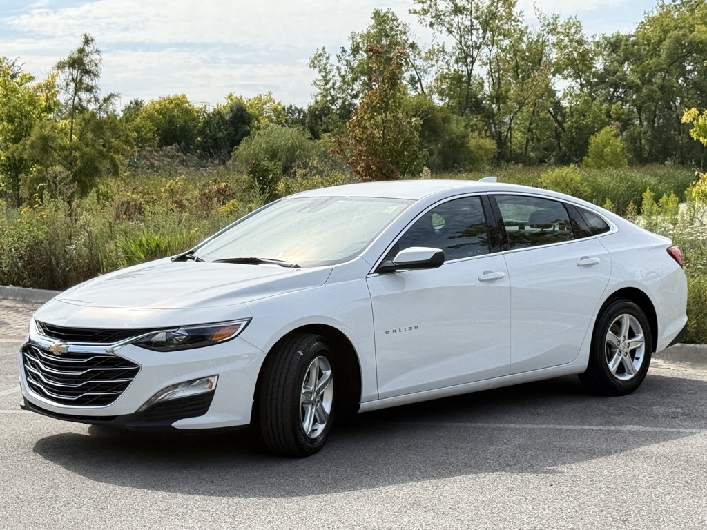 2024 Chevrolet Malibu 1LT photo 2