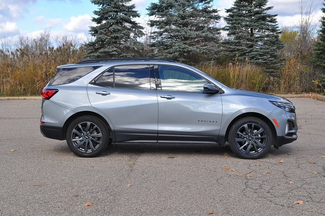 2023 Chevrolet Equinox RS photo 2