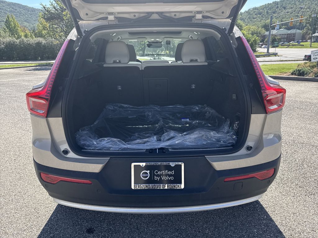 2025 Volvo XC40 Plus photo 11