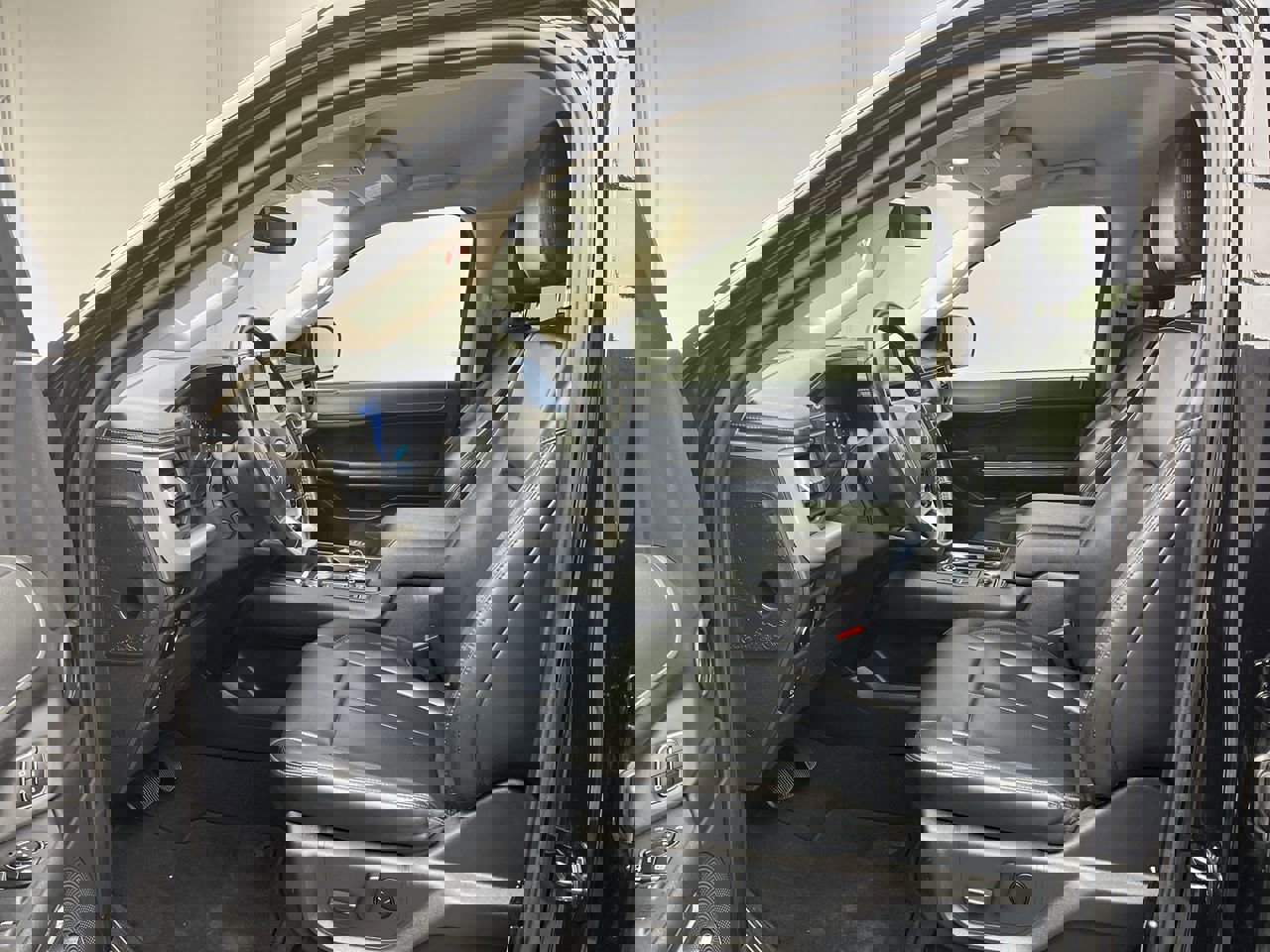 2023 Ford Expedition XLT photo 3