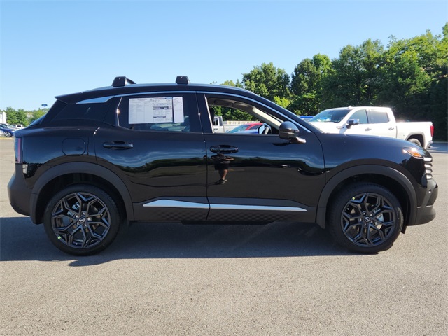 2025 Nissan Kicks SR photo 2