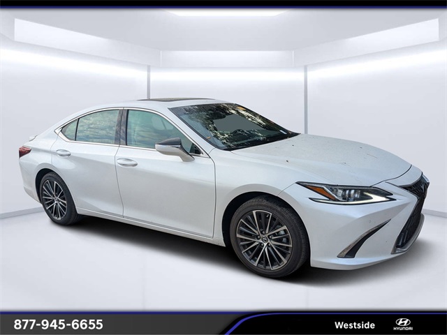 2025 Lexus ES Hybrid 300h's photo