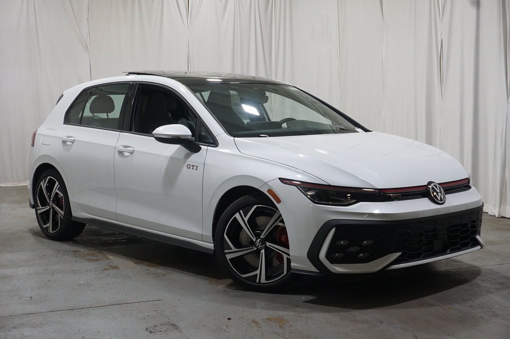 2025 Volkswagen Golf GTI SE photo 3