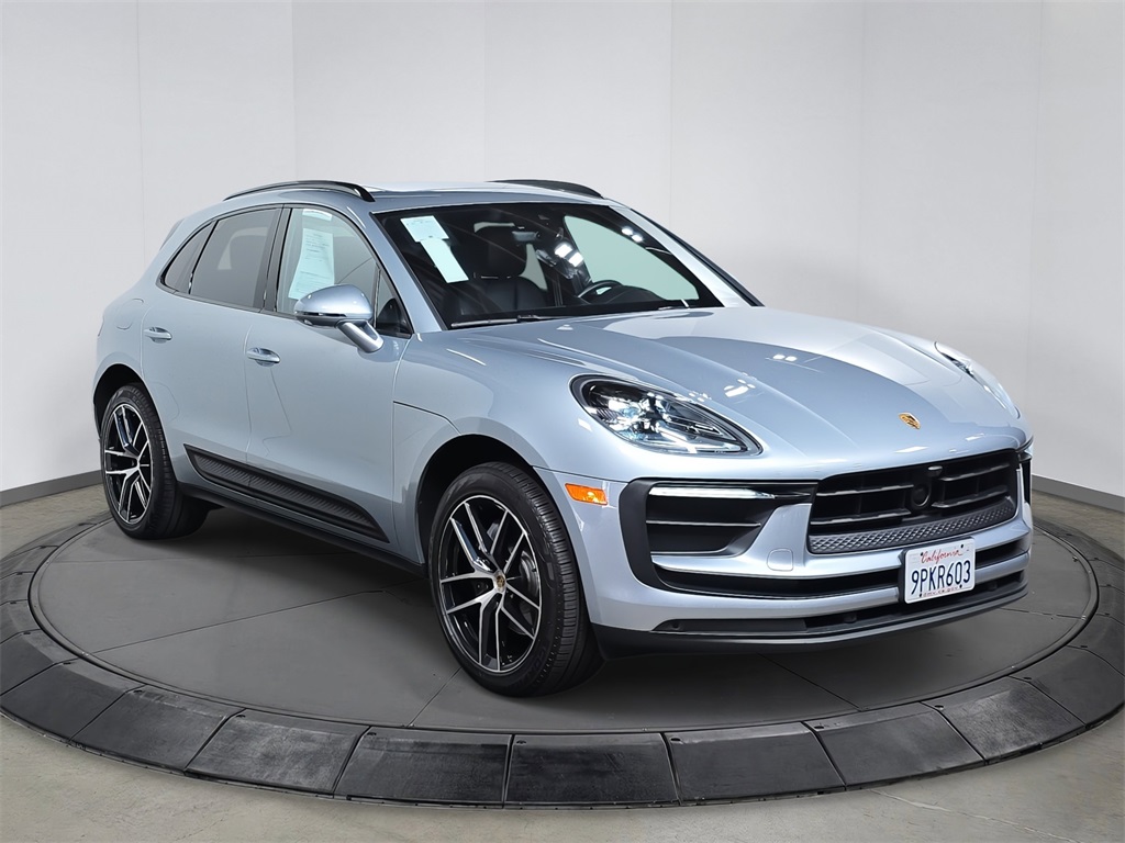 2024 Porsche Macan T photo 2