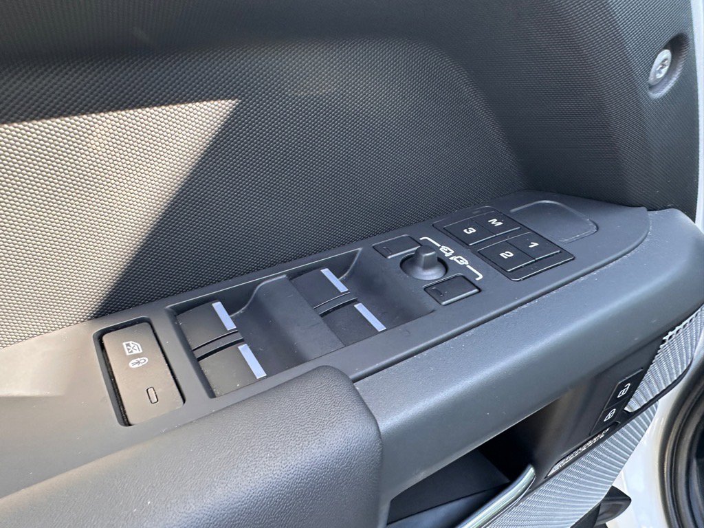 2023 Land Rover Defender 130 X-Dynamic SE photo 17