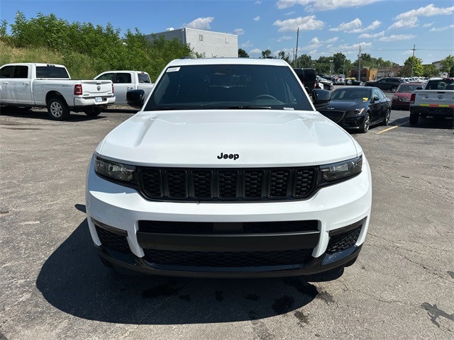 2025 Jeep Grand Cherokee Limited photo 3