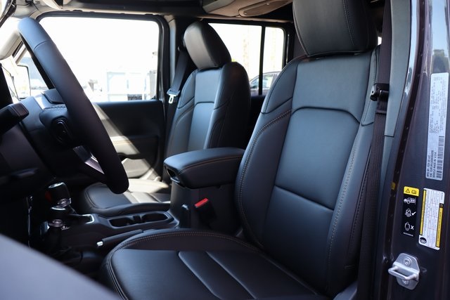 2025 Jeep Wrangler Sahara photo 9