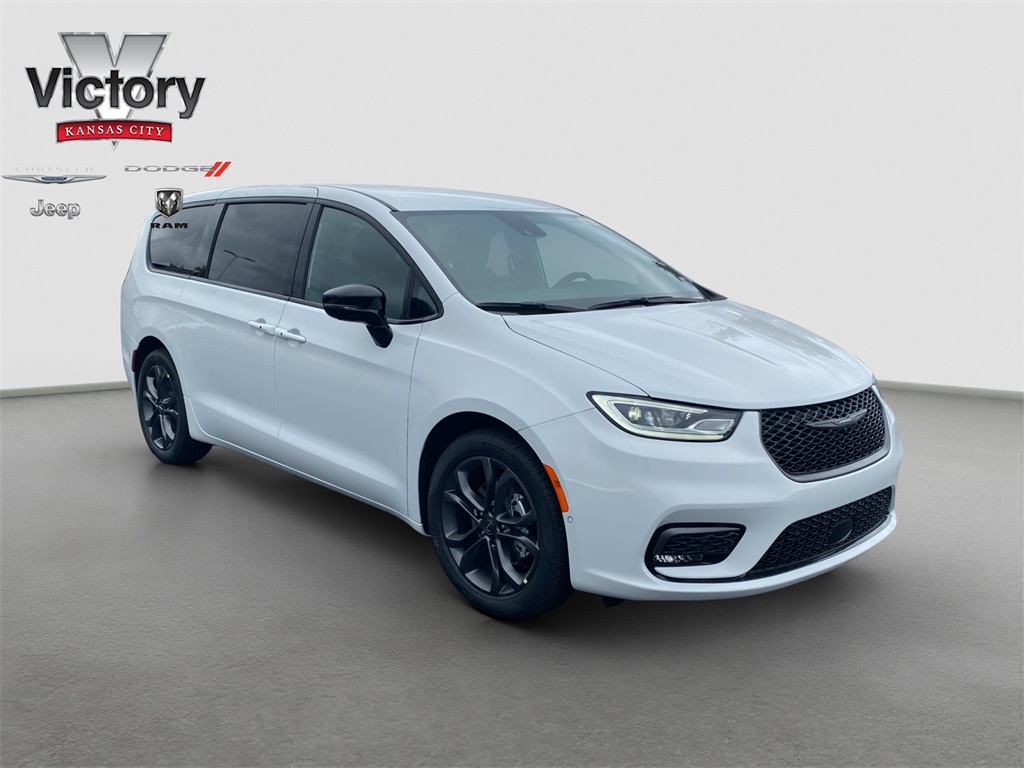 2026 Chrysler Pacifica Select's photo