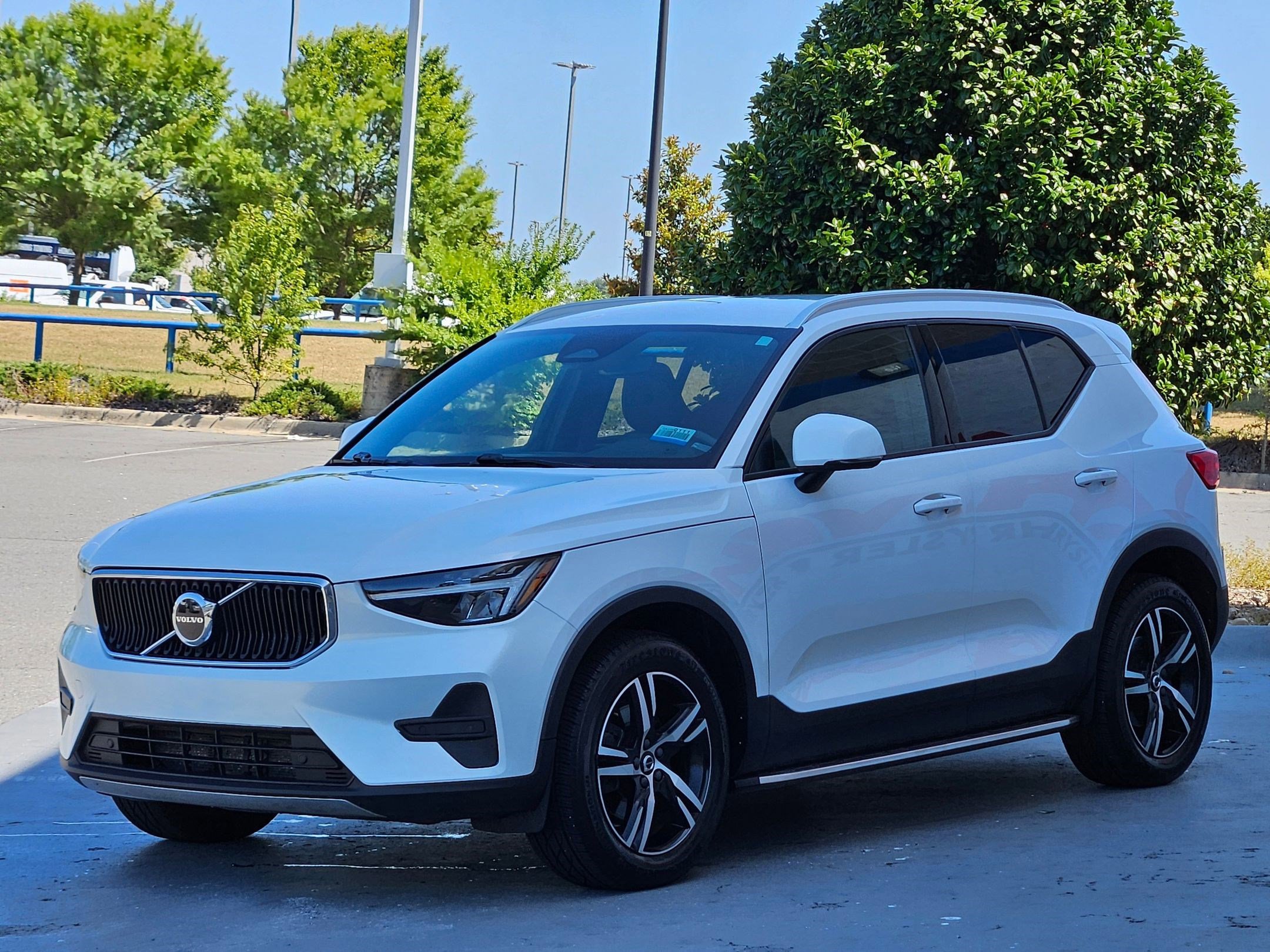2023 Volvo XC40 Core photo 3