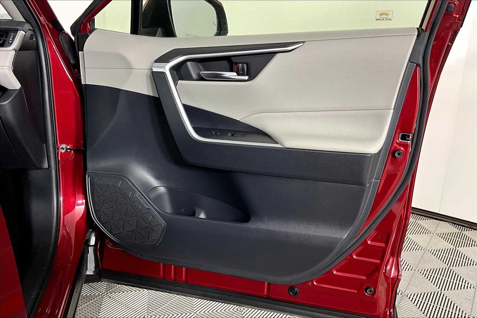2023 Toyota RAV4 XLE Premium photo 17