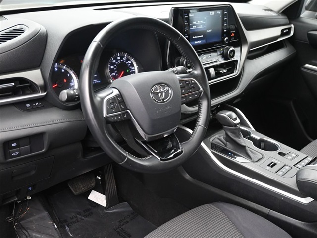 2020 Toyota Highlander LE photo 2