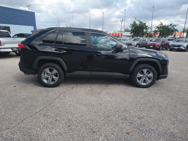 2022 Toyota RAV4 LE photo 6