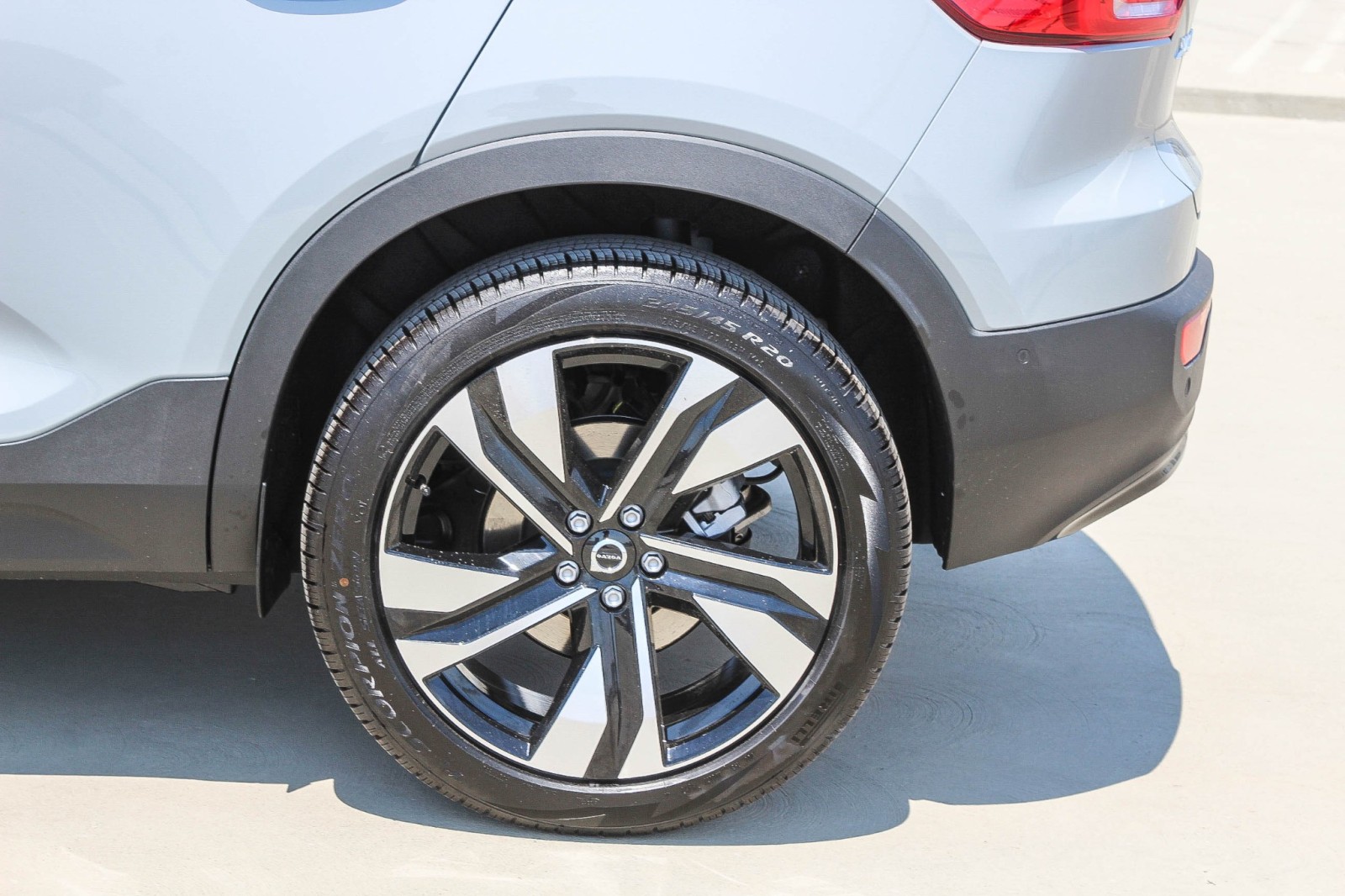 2025 Volvo XC40 Plus photo 11