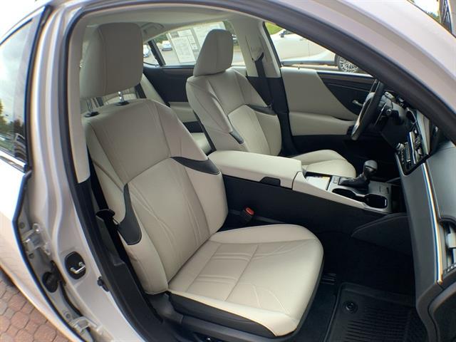 2025 Lexus ES 300h Ultra Luxury photo 24
