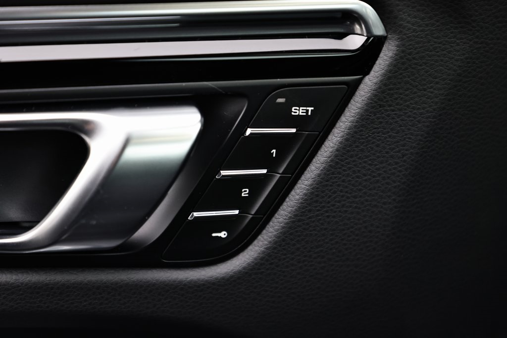 2025 Porsche Macan T photo 20