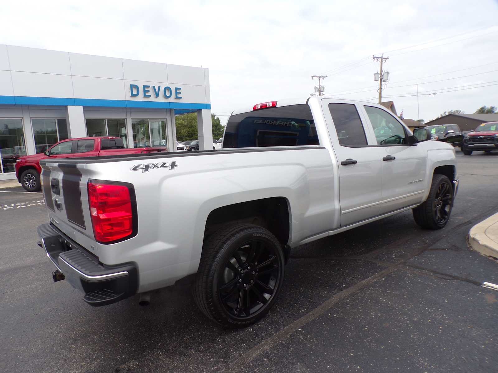 2015 Chevrolet Silverado 1500 LT photo 3