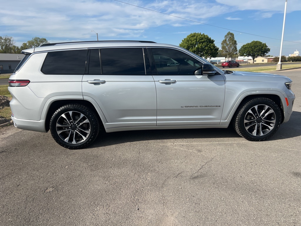 2022 Jeep Grand Cherokee Overland photo 2