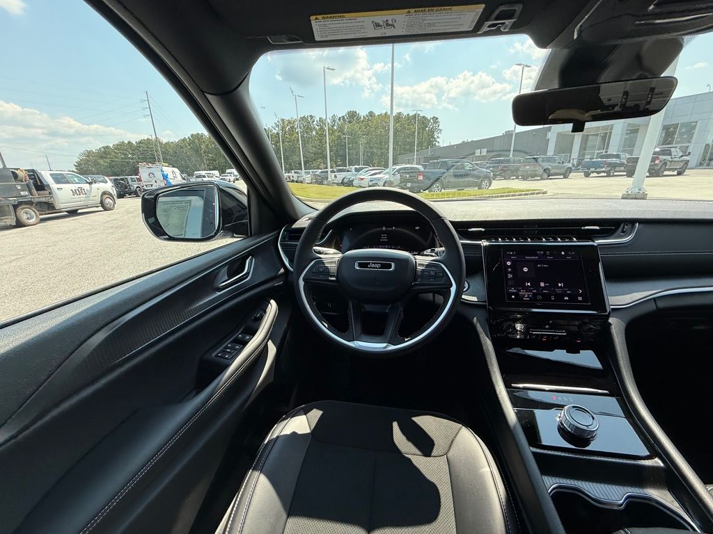 2025 Jeep Grand Cherokee Altitude photo 11