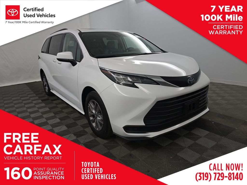 2022 Toyota Sienna LE's photo