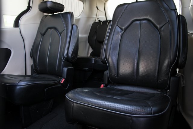 2019 Chrysler Pacifica Limited photo 2