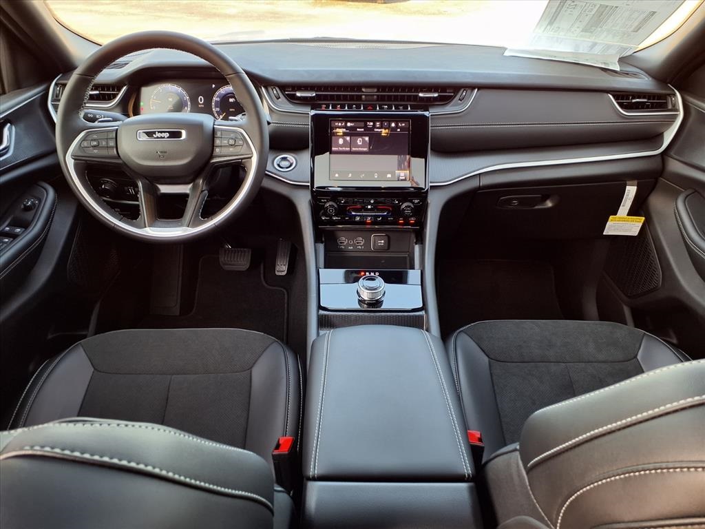 2025 Jeep Grand Cherokee Altitude photo 11