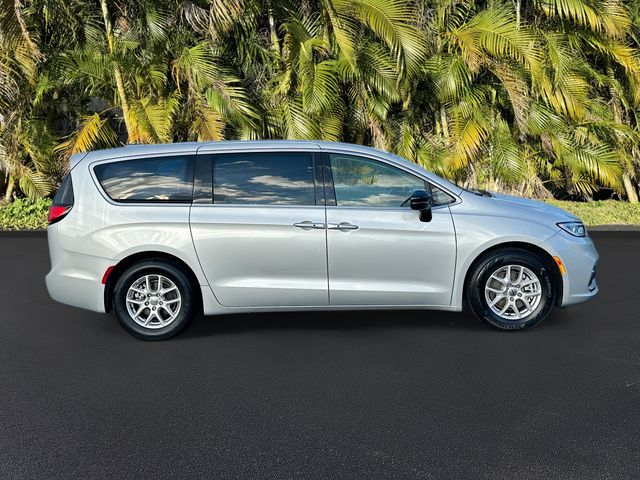 2024 Chrysler Pacifica Touring L photo 3