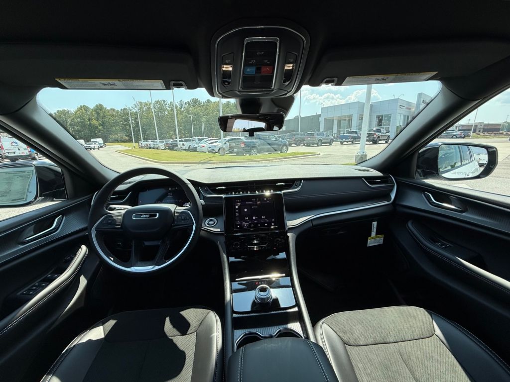 2025 Jeep Grand Cherokee Altitude photo 10