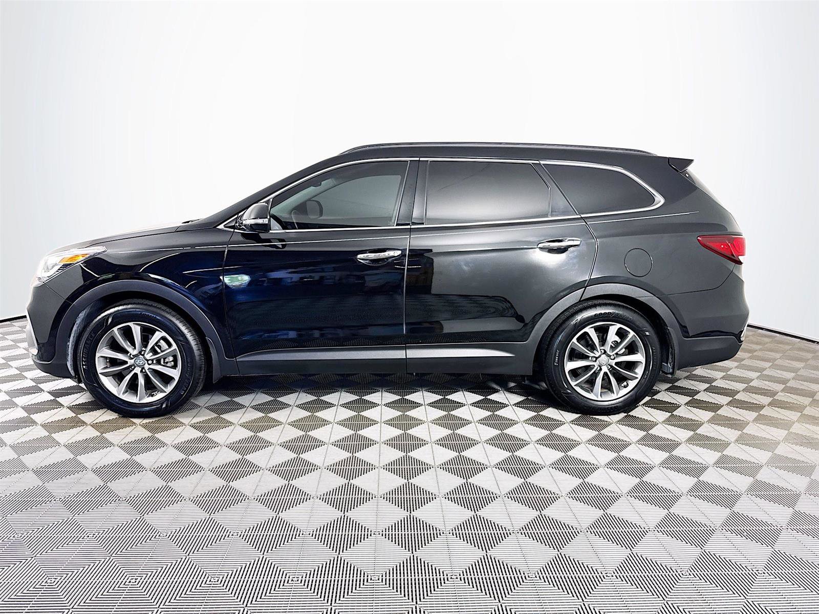 2018 Hyundai Santa Fe SE Premium photo 2