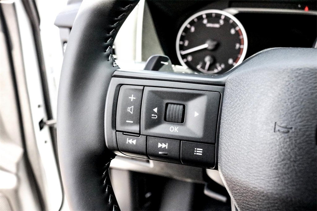 2025 Nissan Rogue SV photo 13