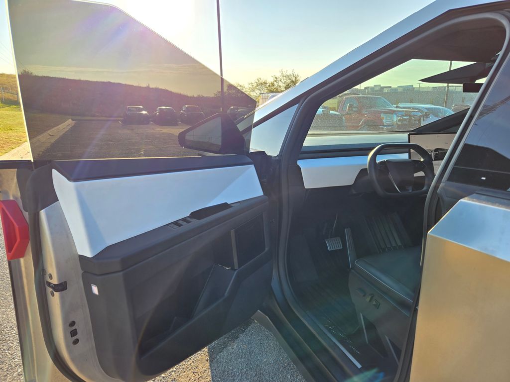 2024 Tesla Cybertruck photo 8