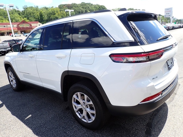 2022 Jeep Grand Cherokee Limited photo 2