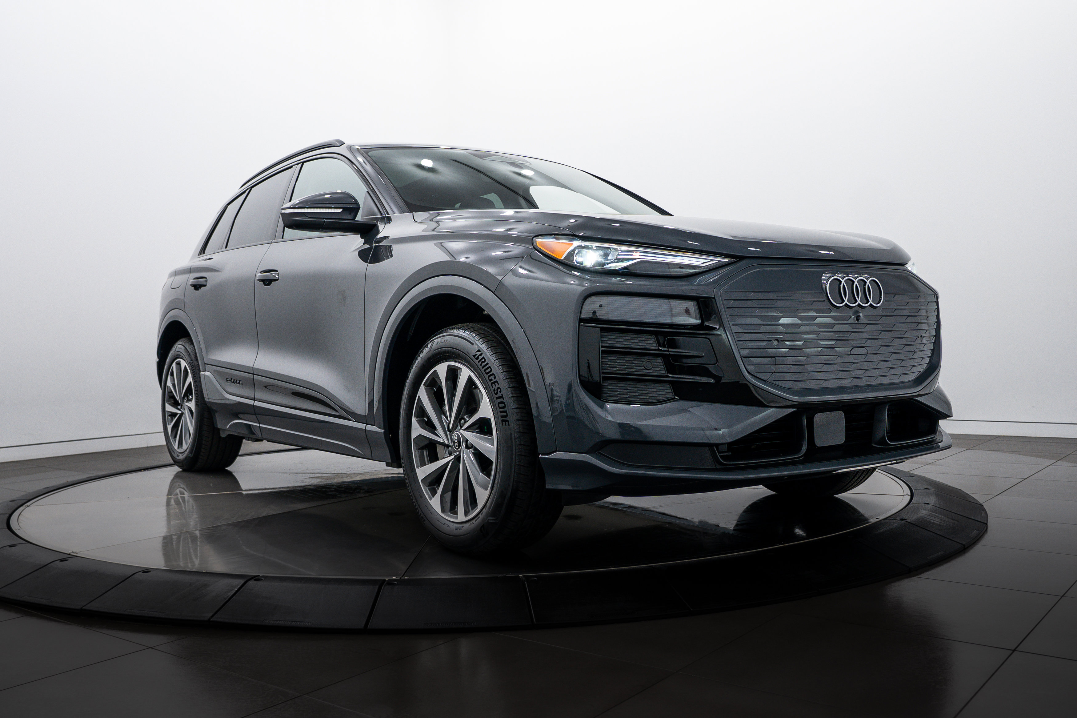 2025 Audi Q6 e-tron Premium's photo