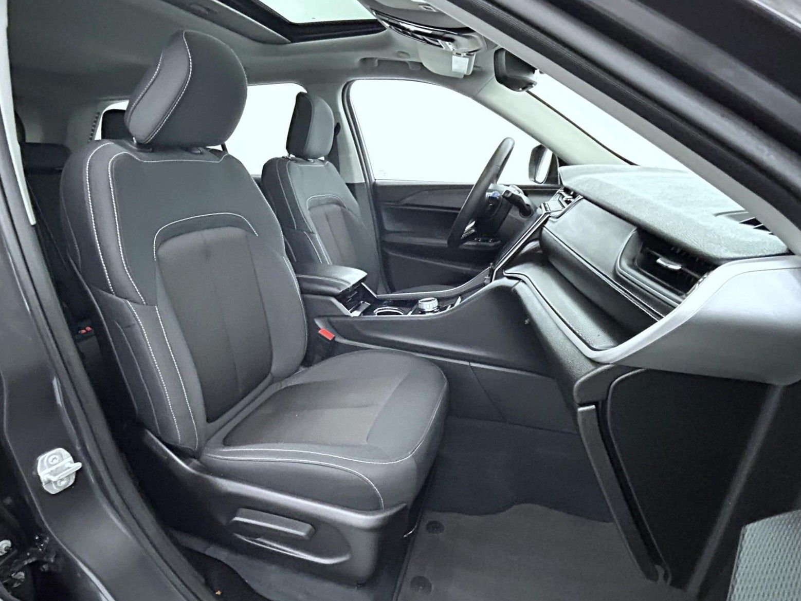 2023 Jeep Grand Cherokee Laredo photo 14