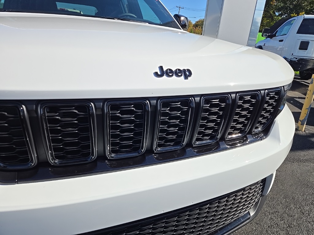 2025 Jeep Grand Cherokee Altitude photo 2