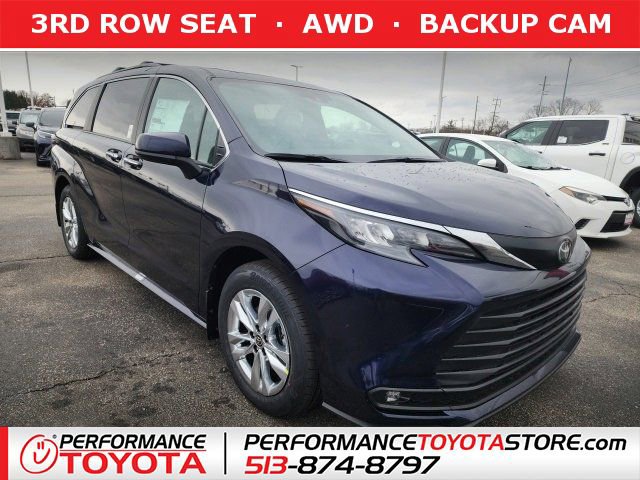 2026 Toyota Sienna XLE's photo
