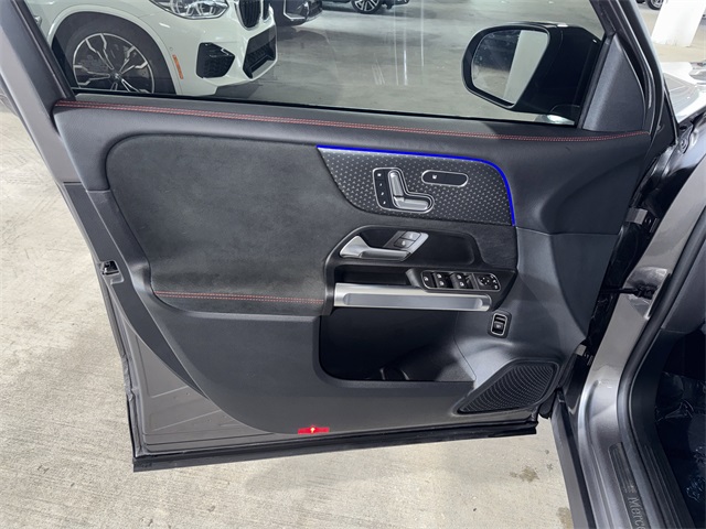 2024 Mercedes Benz GLB 250 photo 16