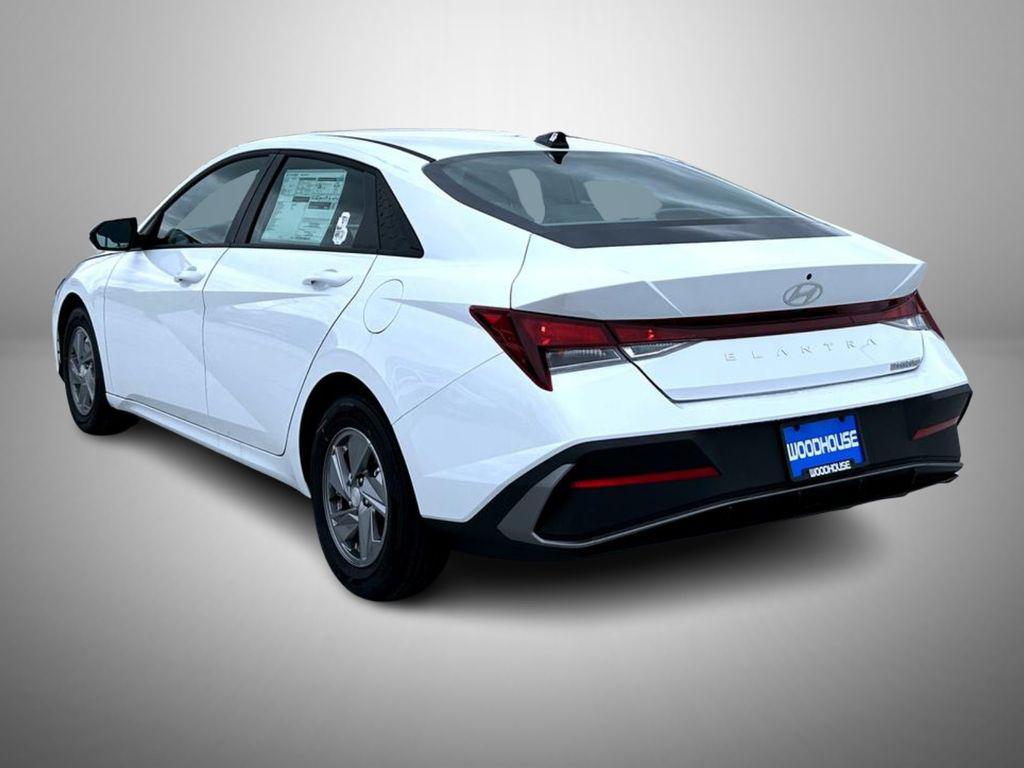 2025 Hyundai Elantra SE photo 7