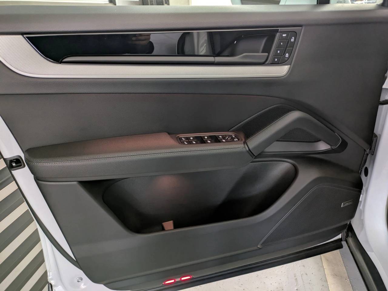 2025 Porsche Cayenne Base photo 9