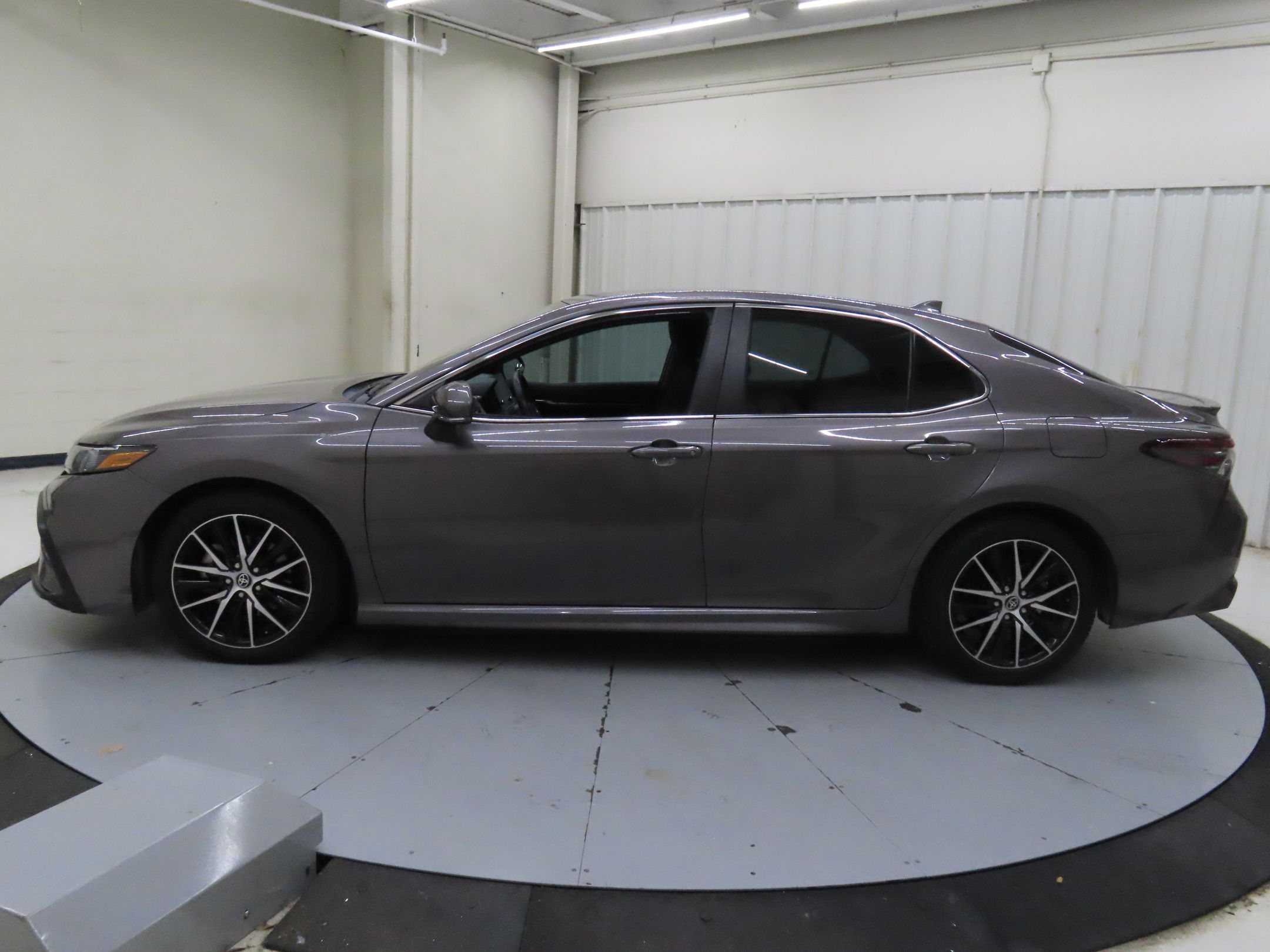 2022 Toyota Camry Hybrid SE photo 6