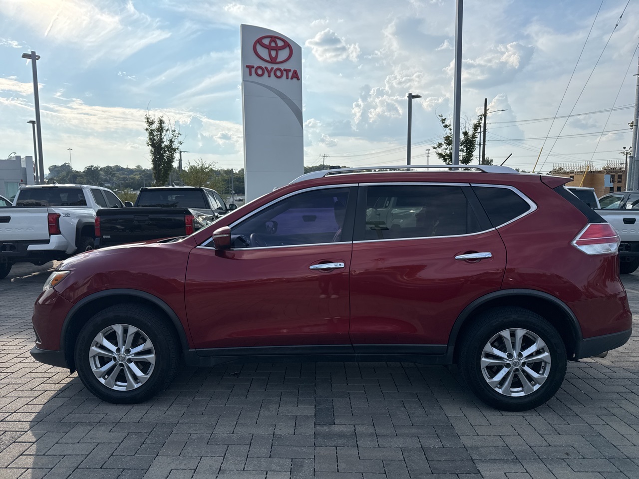 2015 Nissan Rogue SV photo 2
